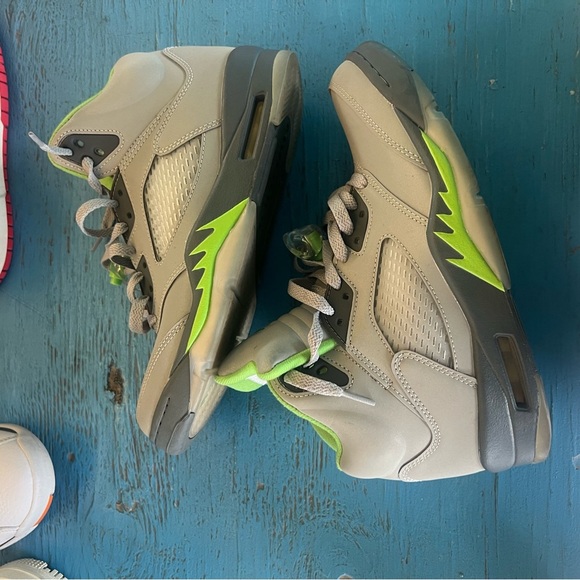 Jordan Athletic Shoes Gray and Neon Green Retro 5 fits ladies size 9.5 - Picture 3 of 6
